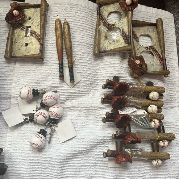 19pc Baseball Bedroom Set Glove Bat baseball bank, pull knobs, light plates, - Picture 3 of 14